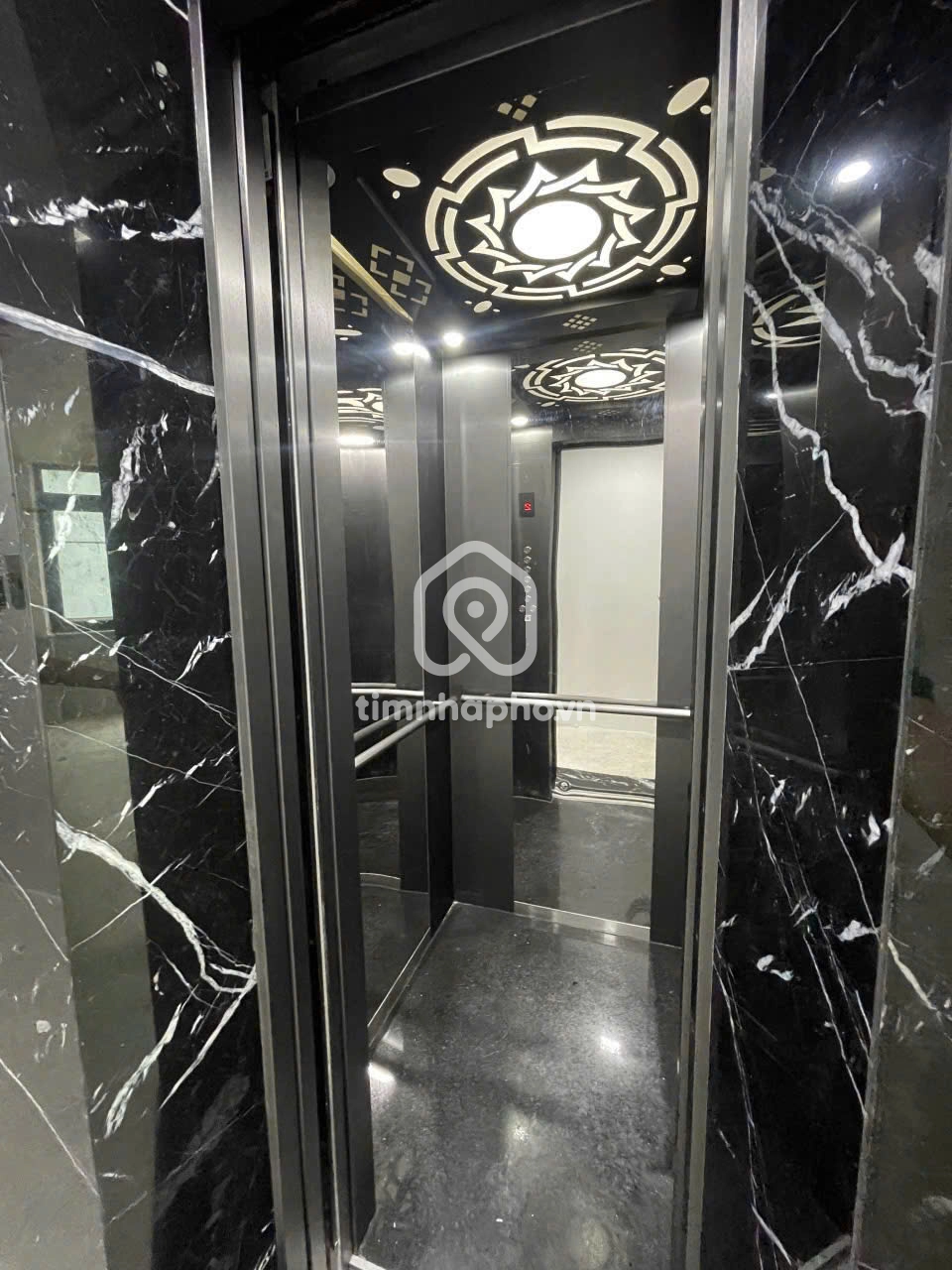 8/12 Đường Lê Thánh Tôn, Phường Bến Nghé, Quận 1