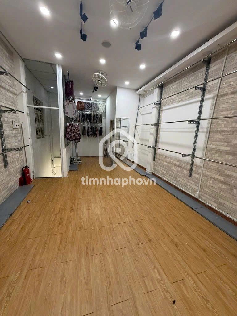 82 Đường Huỳnh Văn Bánh, Phường 15, Phú Nhuận